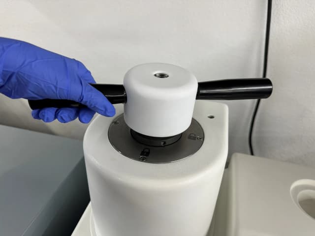 Hydraulic mounting press